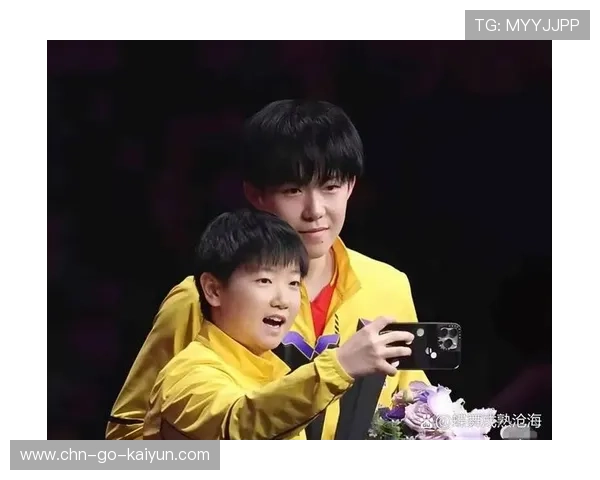 孙颖莎混双颁奖礼邀对手自拍，跨国合影获掌声