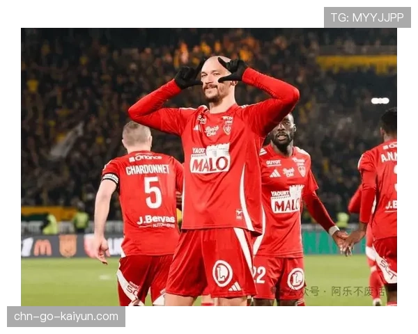 通讯:镜头捕捉,场边球童快速将备用球扔给布雷斯特门将完成快发 通讯:镜头捕捉,场边球童快速将备用球扔给布雷斯特门将完成快发