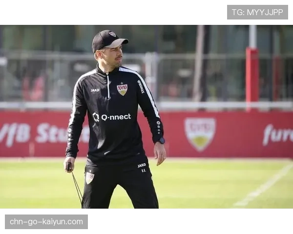 斯图加特主帅赫内斯场边指挥，不断示意球员实施前场压迫